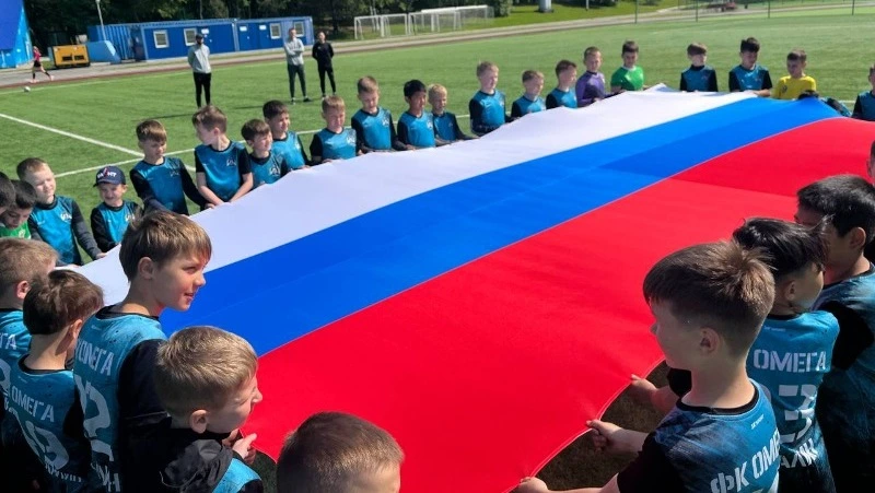 Праздничный флешмоб прошел на стадионе «Космос» в честь Дня России