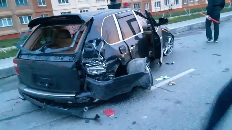 Сахалинский стритрейсер разбил Porsche Cayenne об столб