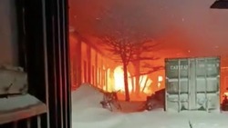 Пожарные тушили заброшенное здание в Курильске ночью 17 января