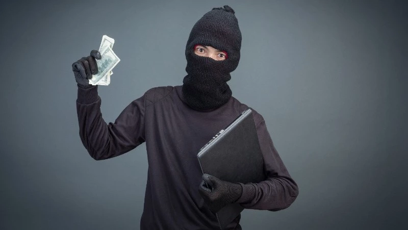 Почти 2 млн рублей отдали мошенникам жители Сахалинской области за выходные