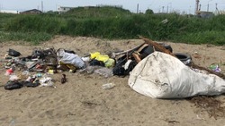 «Безобразие на пляже!»: сахалинцы вывалили мусор на побережье Поронайска