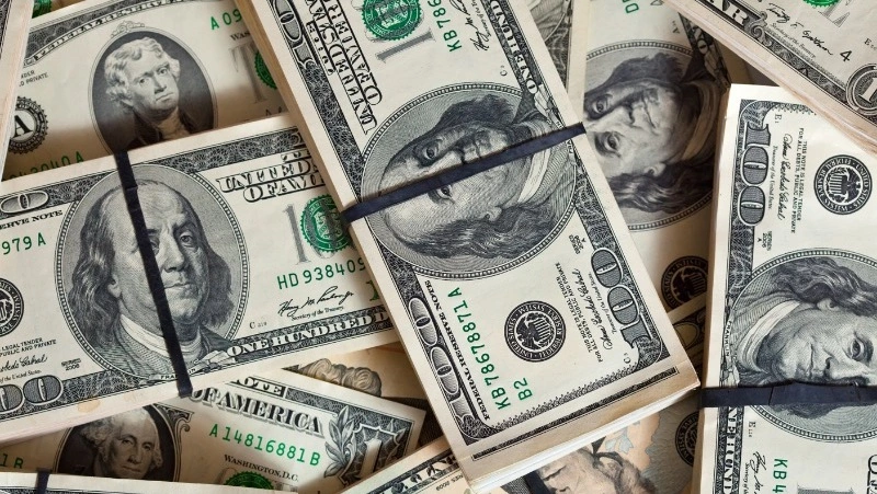 Курс доллара впервые с ноября опустился ниже 98 рублей 
