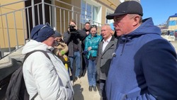 «Ждала переезда 40 лет»: губернатор пообщался с новоселами в Охе