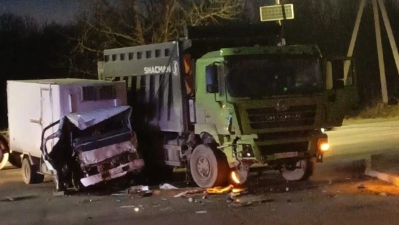 Самосвал и грузовик разбили друг другу бамперы и помяли кузовы в Южно-Сахалинске