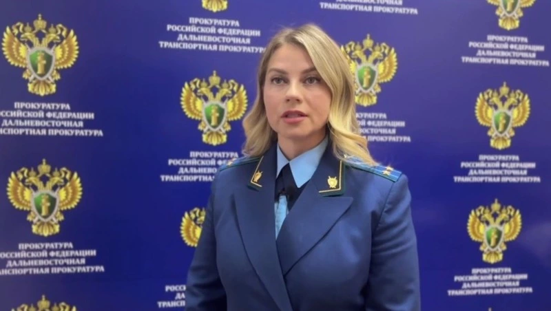 Тонны техники и песка затонули при крушении грузового судна в порту Корсакова