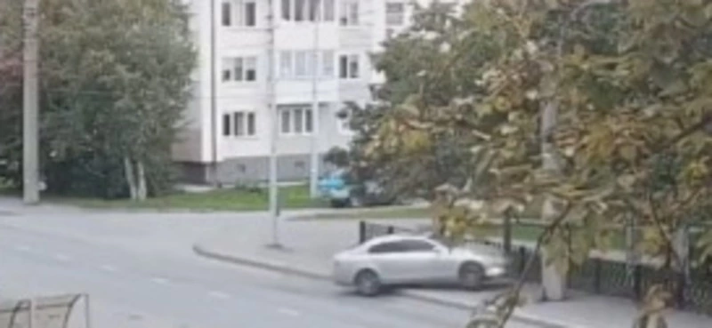 В Южно-Сахалинске неумелый дрифтер на полной скорости влетел в столб