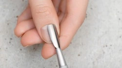 Лунный календарь маникюра на январь 2025 года: благоприятные дни, тренды