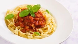 Быстрый и вкусный ужин — эта паста с курицей идеально дополнит домашнее меню