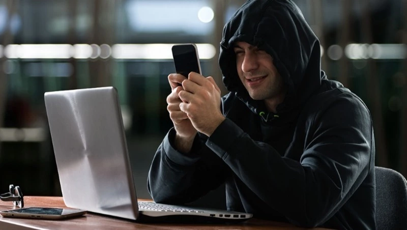 Пятеро жителей Сахалина отдали мошенникам более двух миллионов рублей за сутки