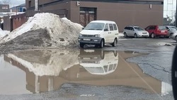 Жителей Южно-Сахалинска бесит и раздражает многолетняя яма возле супермаркета