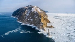 Зимний снимок маяка Анива показали жителям Сахалина 