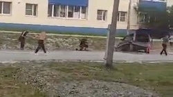 В Долинске судили банду хулиганов, разгромивших авто и избивших людей