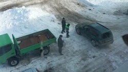 Внедорожник протаранил жилой дом в Макарове