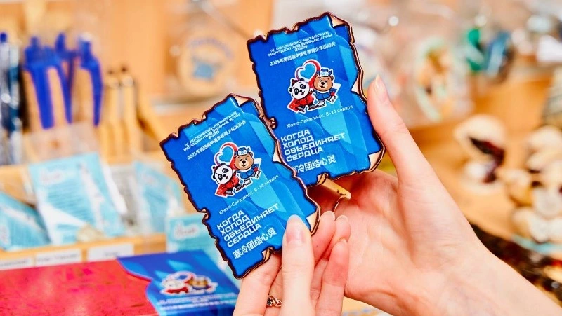 Сувениры к Российско-Китайским зимним играм появились в продаже в Южно-Сахалинске