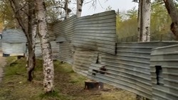 Прибитый к деревьям забор в Охе убрали после жалобы местного жителя