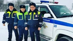 Сахалинские полицейские спасли замерзавших в сломанной машине рыбаков