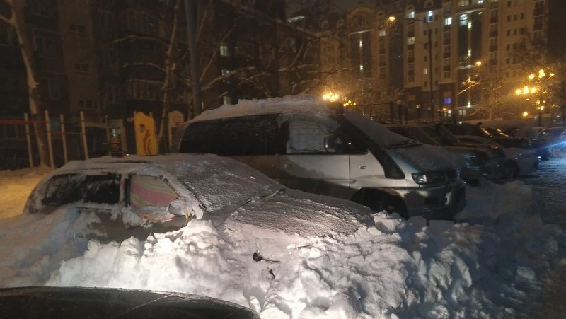 Автомобили остались без окон после расчистки двора в Южно-Сахалинске