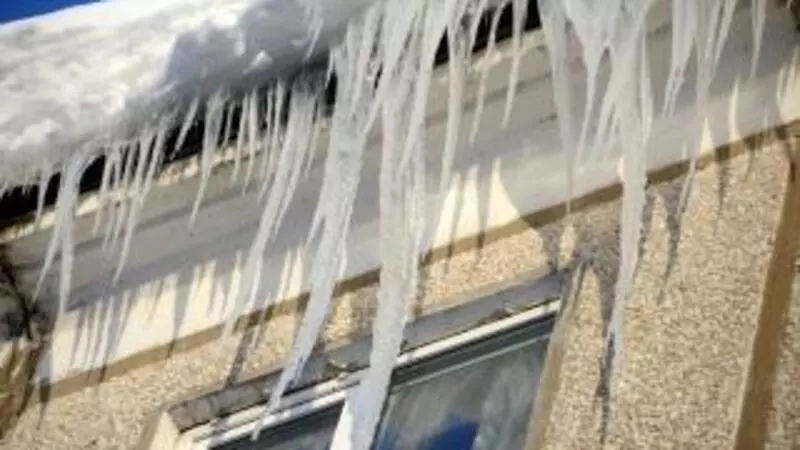 Две УК Южно-Сахалинска выложили по 50 тысяч рублей за сосульки