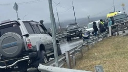 «Замес» на виадуке: массовое ДТП перекрыло дорогу в Южно-Сахалинске