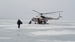 Рыбакам с отколовшейся льдины на Сахалине не разрешили забрать свои вещи на вертолет