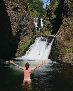 Голый житель Сахалина открыл купальный сезон у водопада
