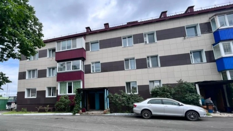 Жители села в Долинском районе рассказали губернатору, что не так с ремонтом двора