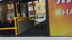 Автобус маршрута № 62 в Южно-Сахалинске потерял стекло недалеко от «Техника» 