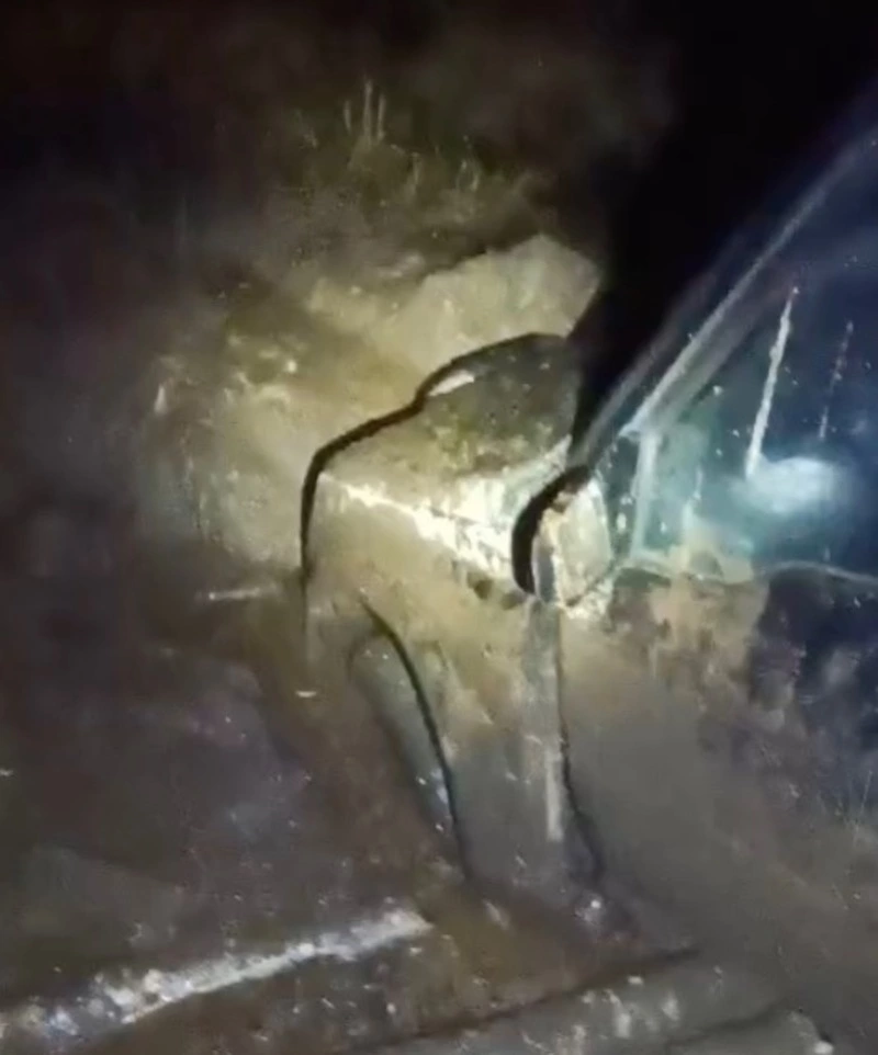 Прошли 15 км пешком: машина семьи с ребенком застряла на бездорожье на Сахалине