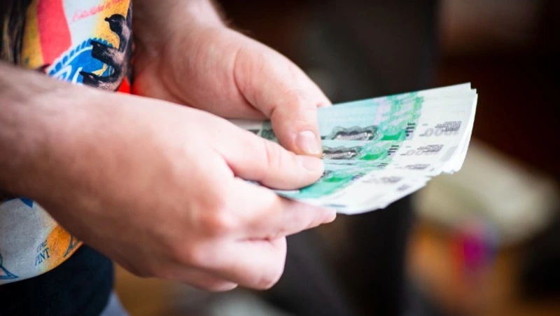 Жительница Долинского района украла с чужой карты почти 80 тысяч рублей