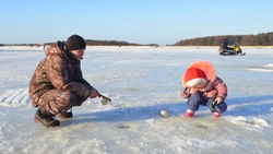 Рыбакам Сахалина назвали безопасный участок льда в заливе Мордвинова на 17 января