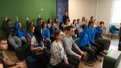 Валерий Лимаренко пообщался со школьниками образовательного центра «СахалинТех Алаид»