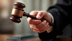Суд в Долинске отказал в отдельной квартире владелице доли в аварийном доме