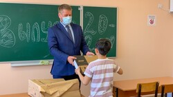 Сахалинский депутат подарил ноутбуки троим школьникам