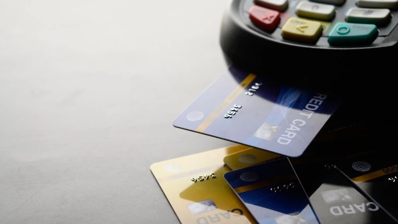 Кража более 17 тысяч рублей с чужой карты привела жительницу Южно-Сахалинска в суд