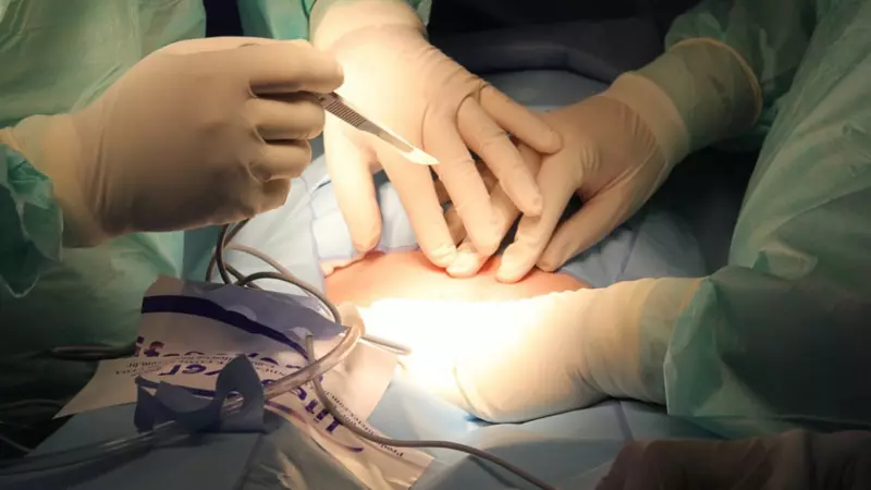 Сахалинка, которой испортили грудь пластической операцией, обвинила клинику в подлоге документов