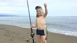 Рыбаки на Сахалине готовы часами ждать поклевки горбуши