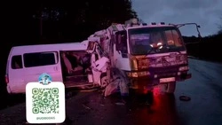 Грузовик влетел в минивэн в Холмском районе — три человека погибли