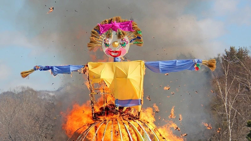 Зима, до свидания: сахалинцы сожгли чучело Масленицы