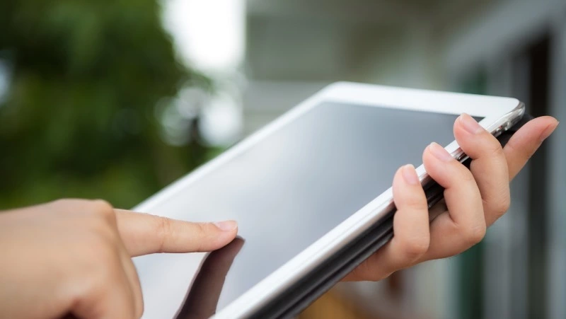 Житель Холмска забрал себе забытый в маршрутке планшет и теперь пойдет под суд