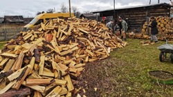 Трем семьям мобилизованных привезли запас топлива на зиму в Смирныховском районе