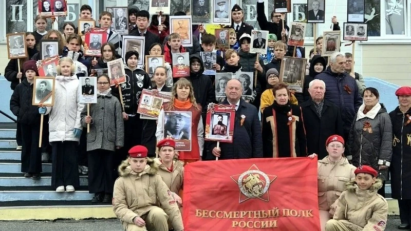 В лицее №1 Южно-Сахалинска открыли Стену Памяти и провели школьный «Бессмертный полк»