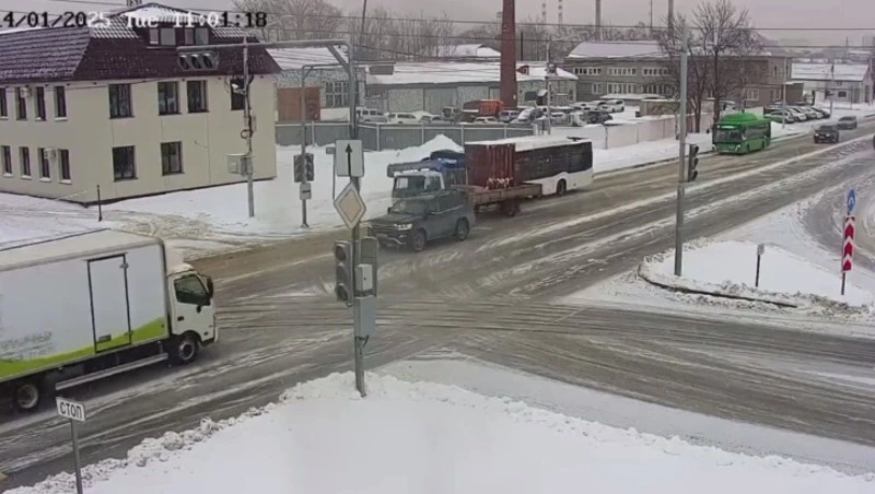 Водитель кран-балки притер пассажирский автобус в Южно-Сахалинске