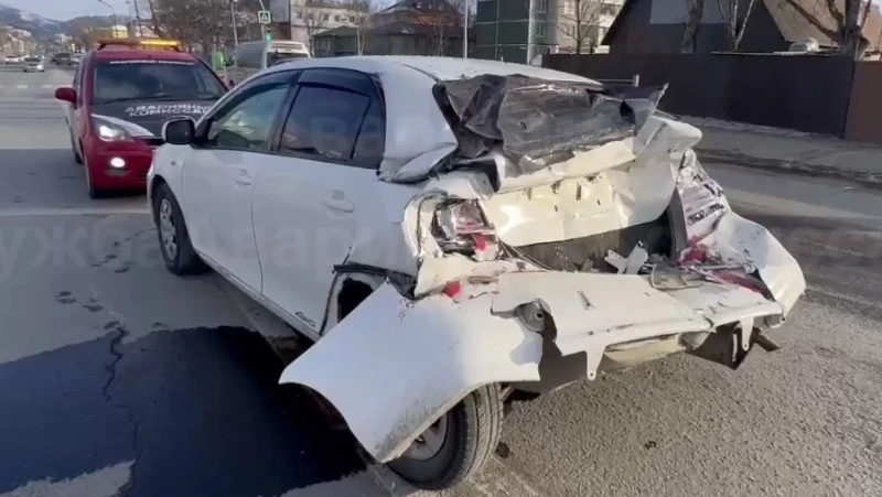 Семь машин: день жестянщика устроили водители возле «Роснефти» в Южно-Сахалинске