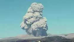 Гигантский столб пепла напугал жителей Северо-Курильска. «Услышал весь город»