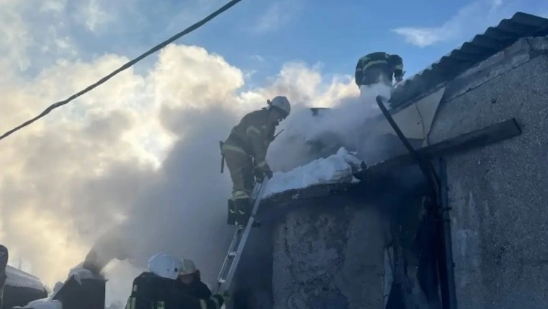 В Поронайске восемь пожарных тушили горящее одноэтажное здание 