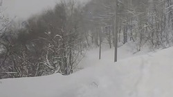 Снежная лавина в Долинском районе перекрыла въезд в село Быков