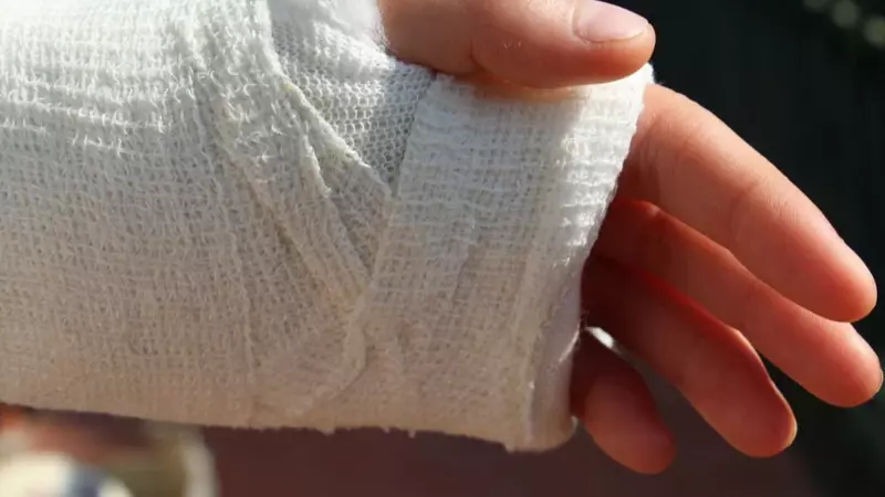 Сахалинский школьник получил перелом руки в автобусе, оказавшись зажатым между дверью и поручнем