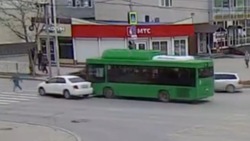 Видео с места ДТП с зеленым автобусом и Toyota в Южно-Сахалинске опубликовали в социальных сетях