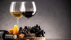 Минцифры хочет провести эксперимент по онлайн-продаже российского вина в 2026 году