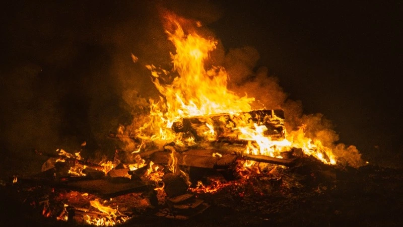 Бесхозные постройки полыхали в селе Смирныховского района